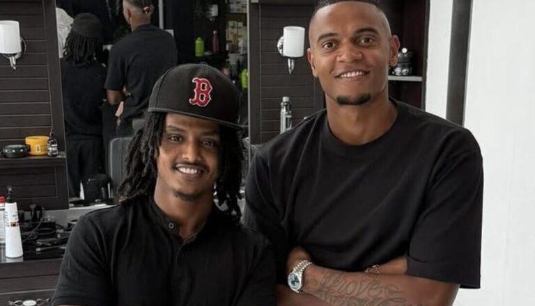 Robiel (links) zusammen mit dem Schweizer Nati Spieler Manuel Akanji.